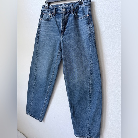 👉 NWOT American Eagle Barrel Jeans | Women’s Size 2 | High Rise Medium Wash Deni - Picture 2 of 14